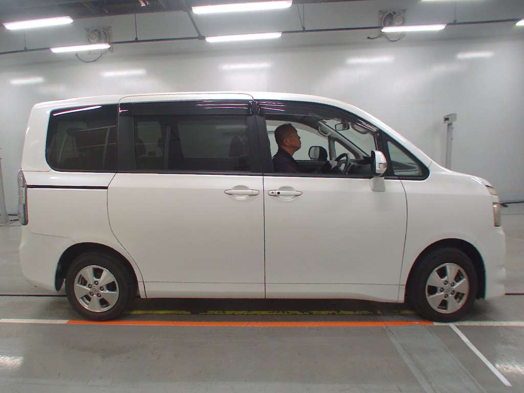 2008 Toyota Voxy ZRR70G[2]