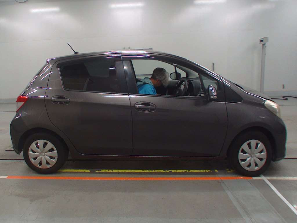 2011 Toyota Vitz NSP130[2]