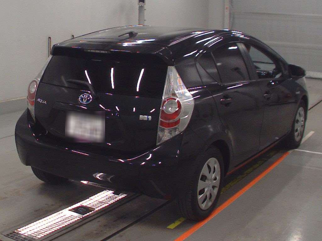 2013 Toyota Aqua NHP10[1]