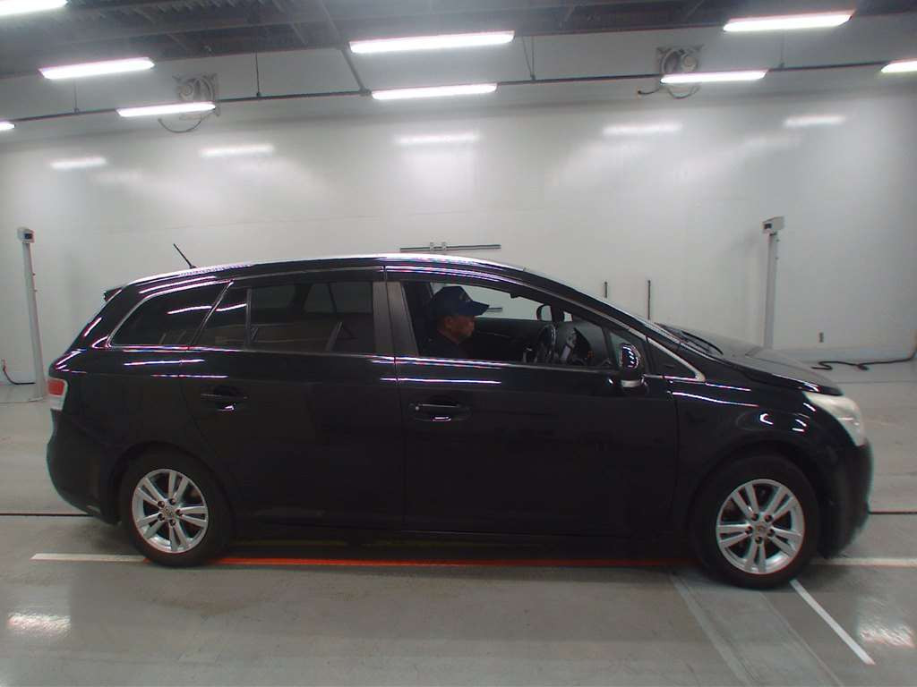 2011 Toyota Avensis Wagon ZRT272W[2]