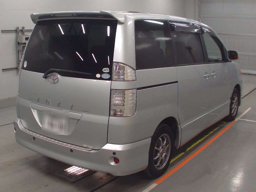 2004 Toyota Voxy AZR60G[1]