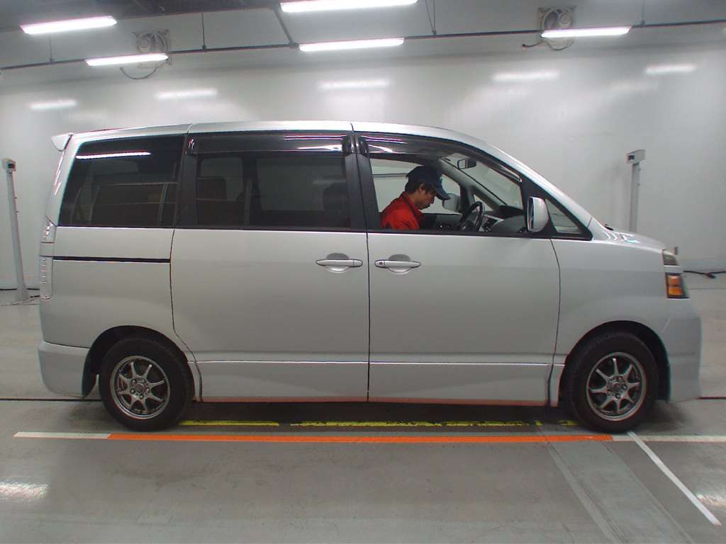 2004 Toyota Voxy AZR60G[2]