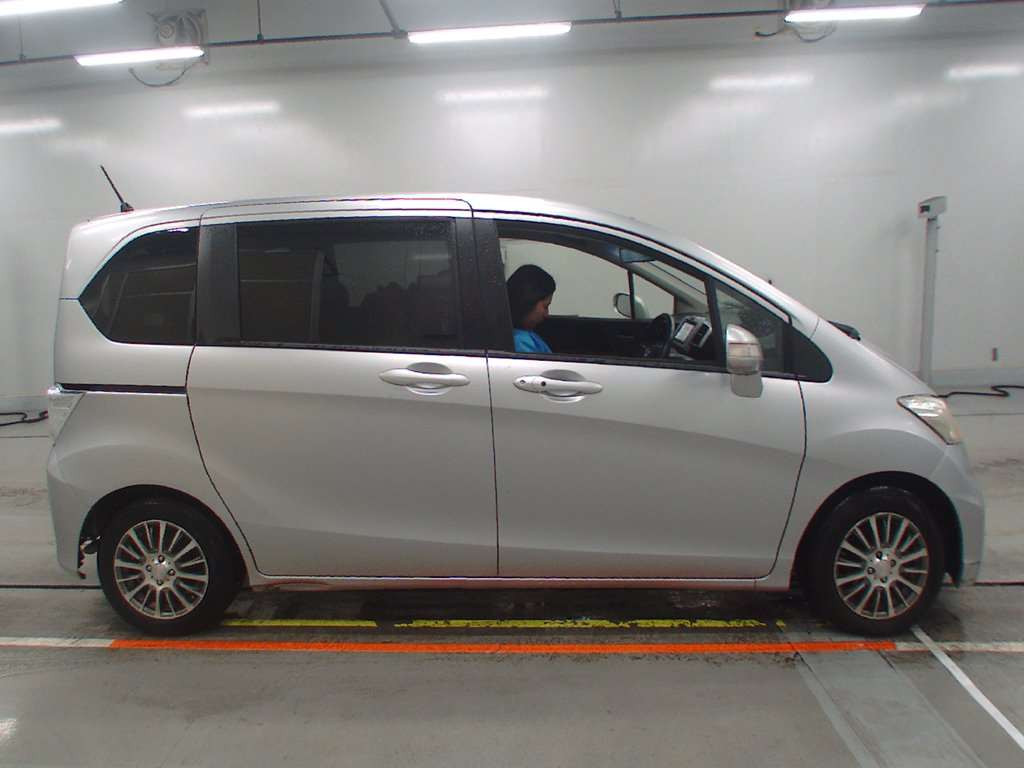 2013 Honda Freed GB3[2]