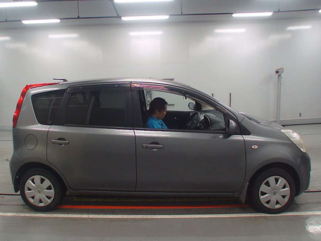 2010 Nissan Note E11[2]