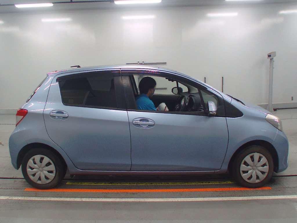 2013 Toyota Vitz KSP130[2]