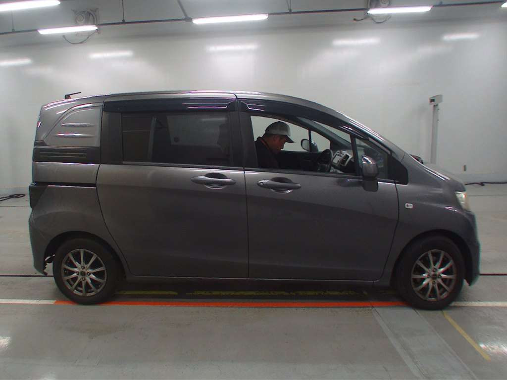 2011 Honda Freed Spike GB3[2]