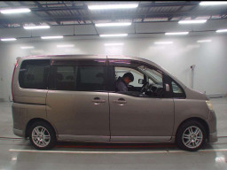 2005 Nissan Serena