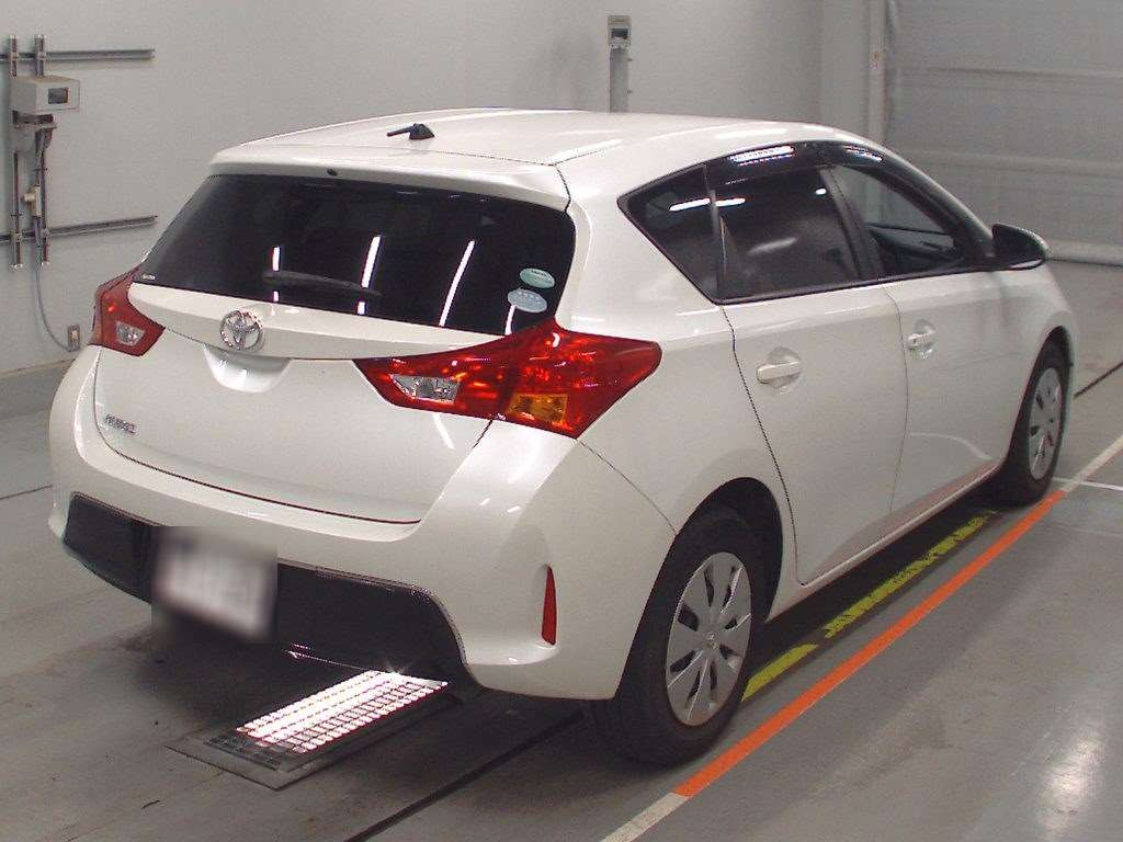 2013 Toyota Auris NZE181H[1]