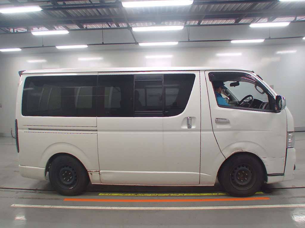 2013 Toyota Regiusace Van TRH200V[2]