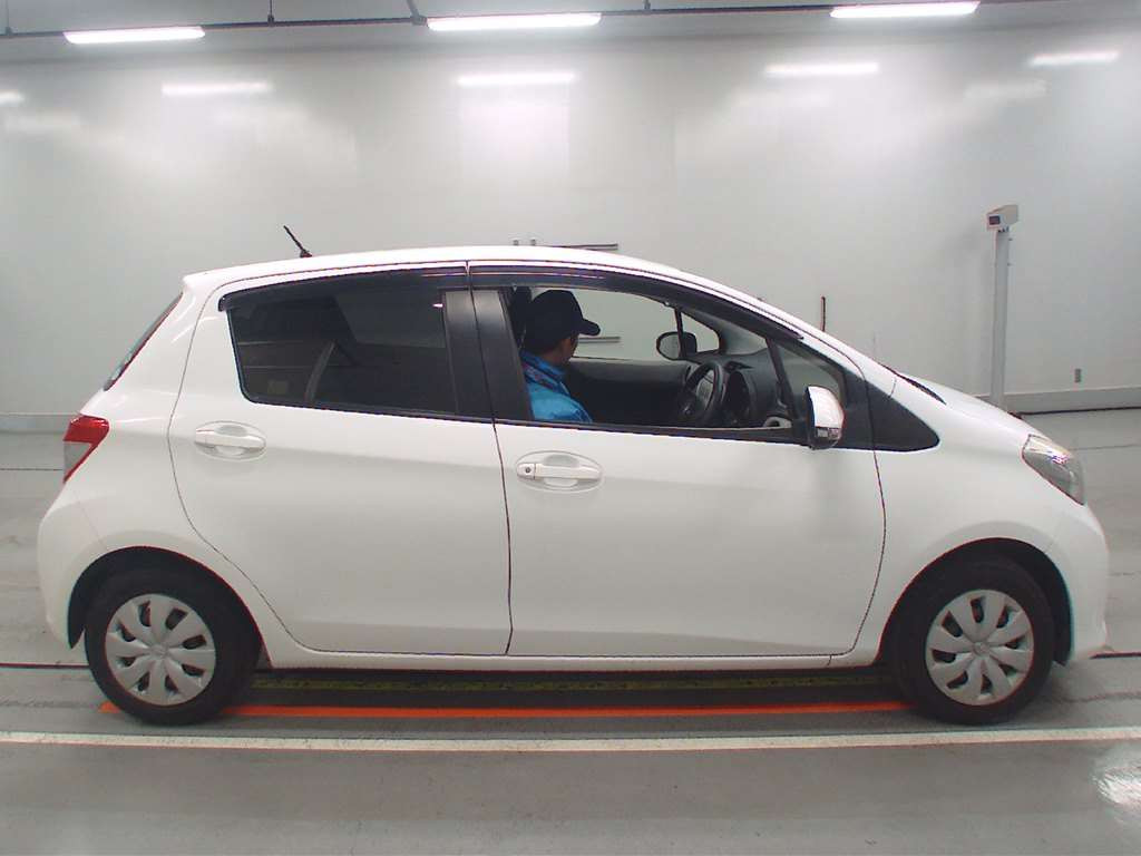 2013 Toyota Vitz KSP130[2]