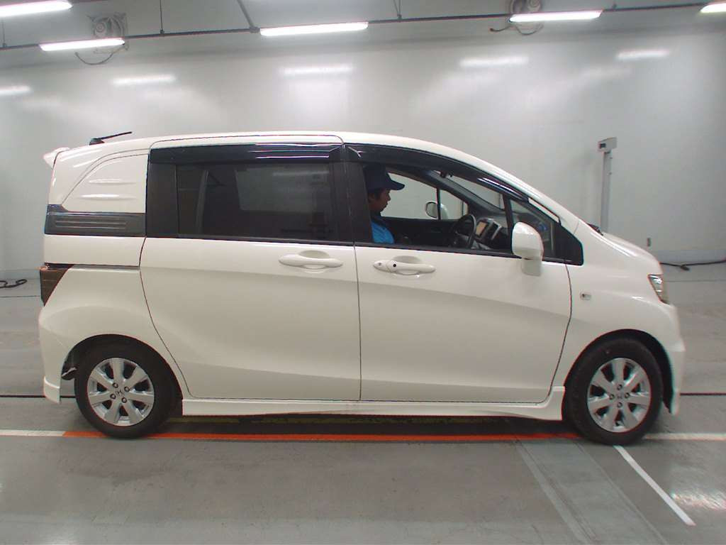 2010 Honda Freed Spike GB3[2]