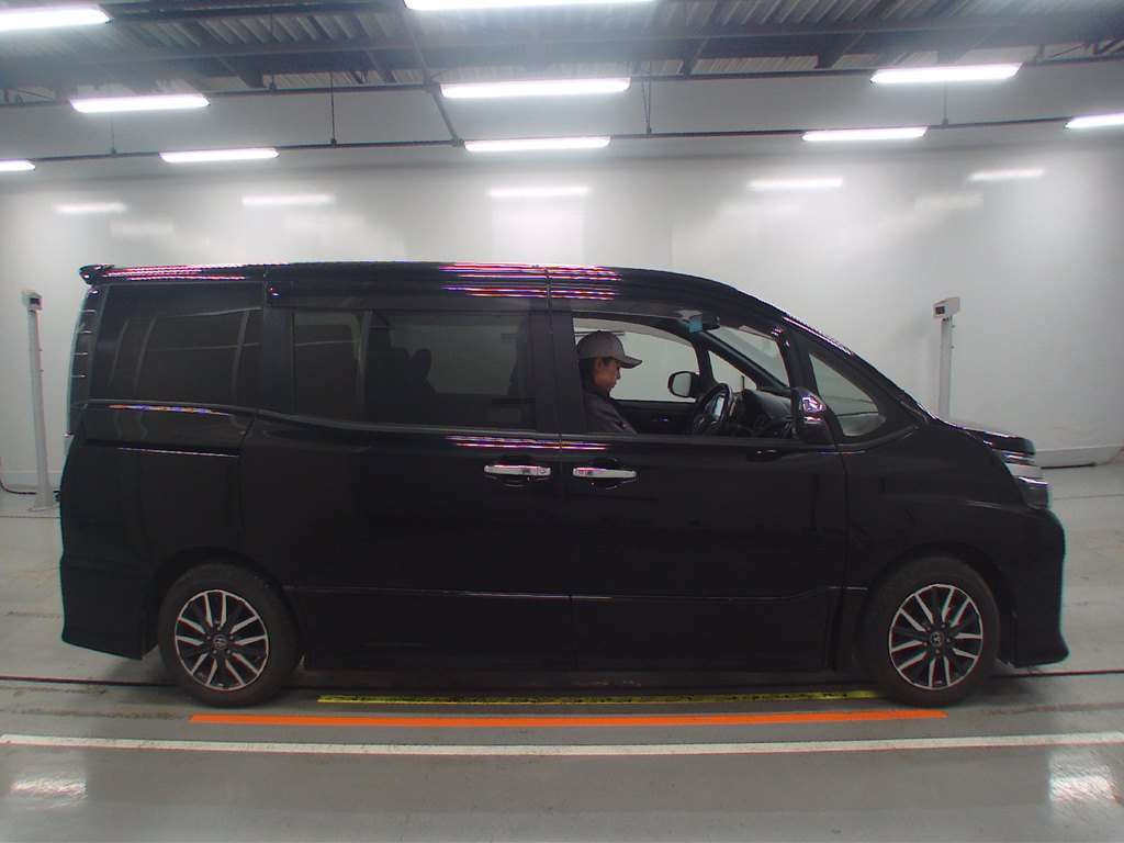 2016 Toyota Voxy ZRR80W[2]