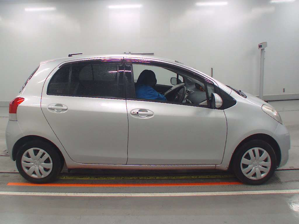 2009 Toyota Vitz SCP90[2]