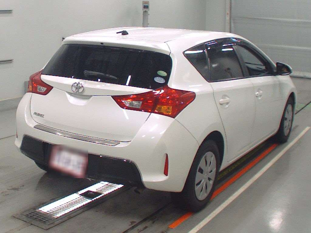 2013 Toyota Auris NZE181H[1]