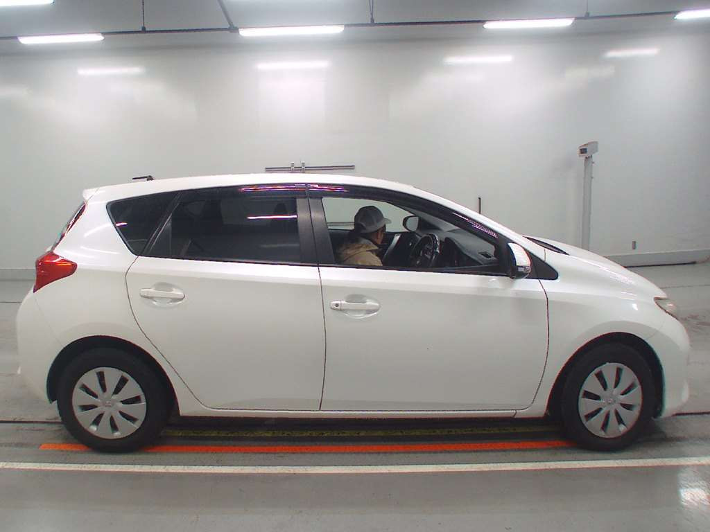 2013 Toyota Auris NZE181H[2]