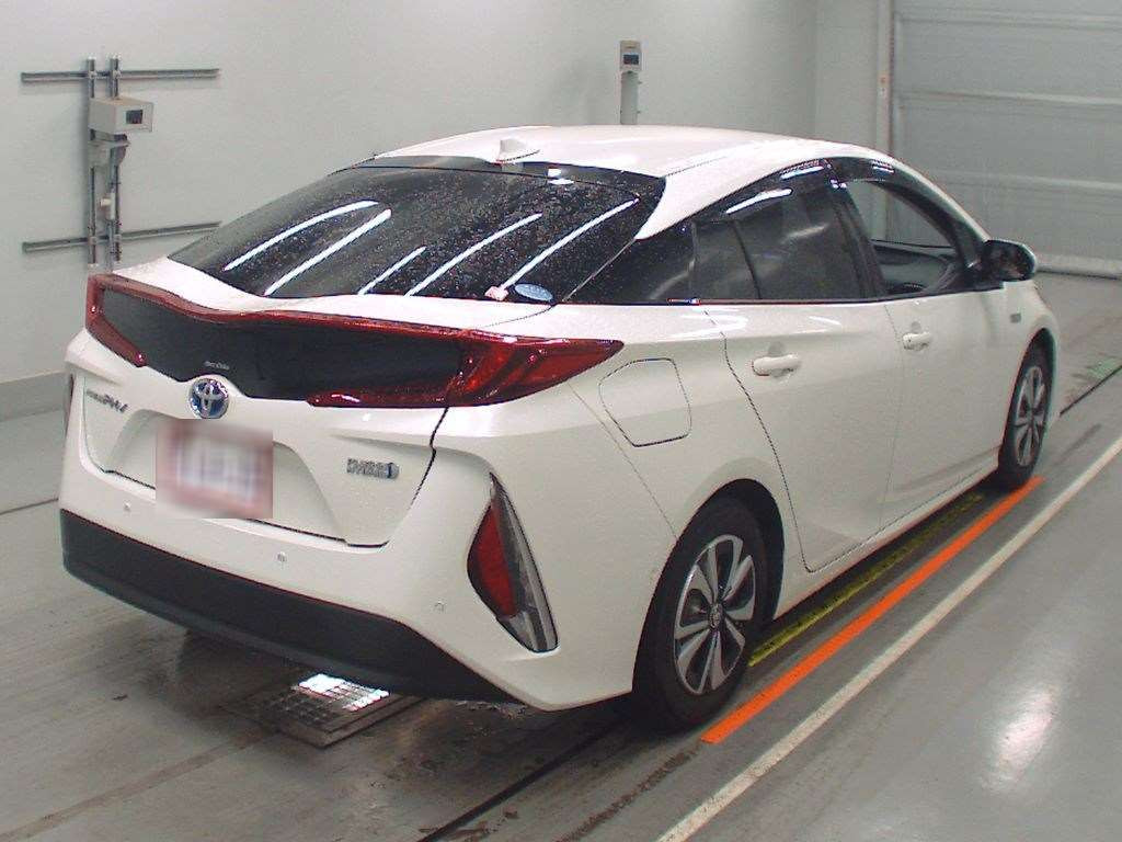 2017 Toyota Prius PHV ZVW52[1]