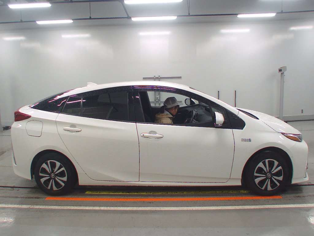 2017 Toyota Prius PHV ZVW52[2]