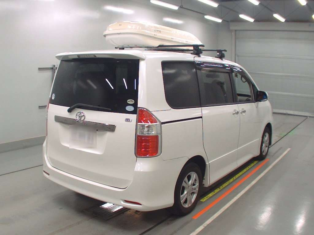 2009 Toyota Noah ZRR70W[1]