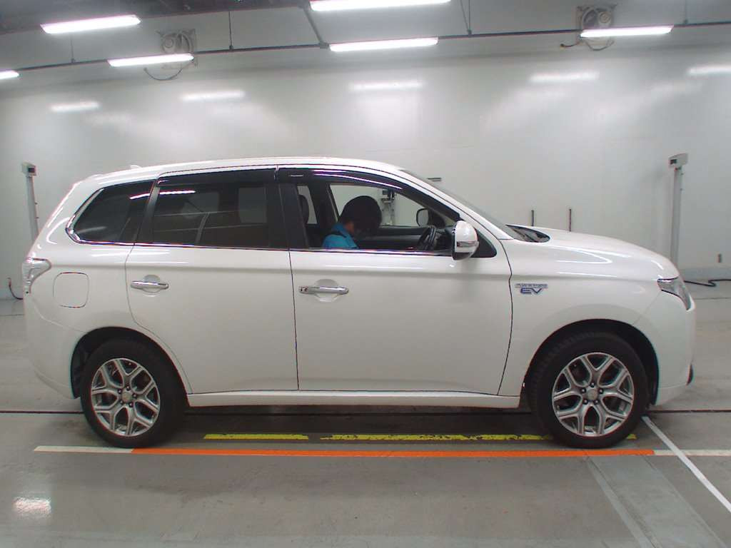 2014 Mitsubishi Outlander PHEV GG2W[2]