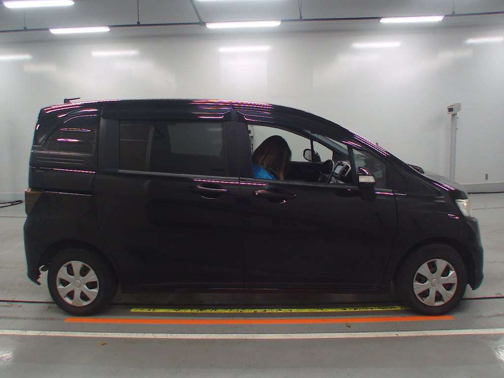 2013 Honda Freed Spike GB3[2]