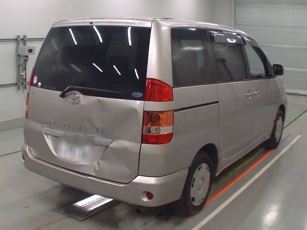 2004 Toyota Noah AZR60G[1]