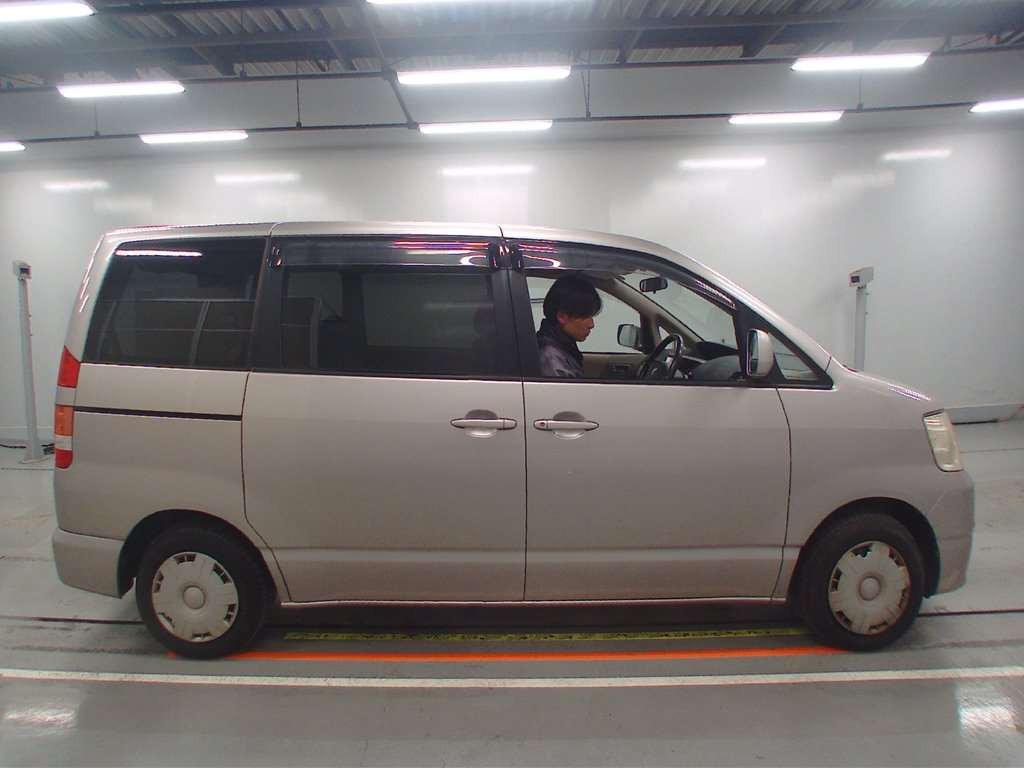 2004 Toyota Noah AZR60G[2]