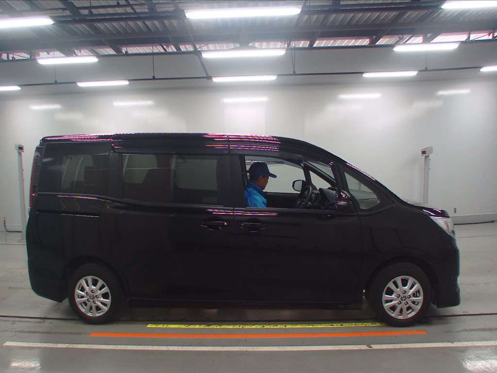 2021 Toyota Noah ZWR80G[2]