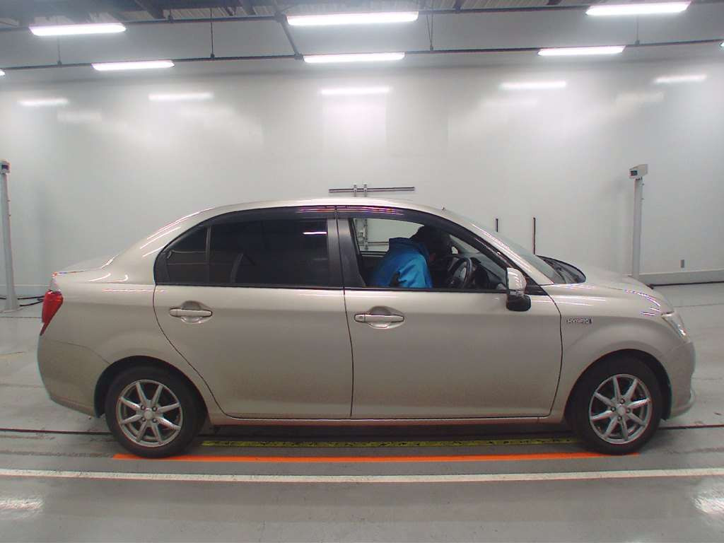 2013 Toyota Corolla Axio NKE165[2]