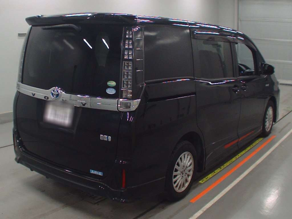 2014 Toyota Voxy ZWR80G[1]