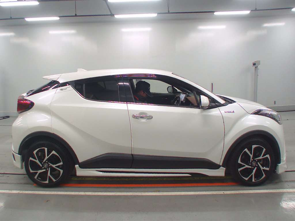 2019 Toyota C-HR ZYX10[2]