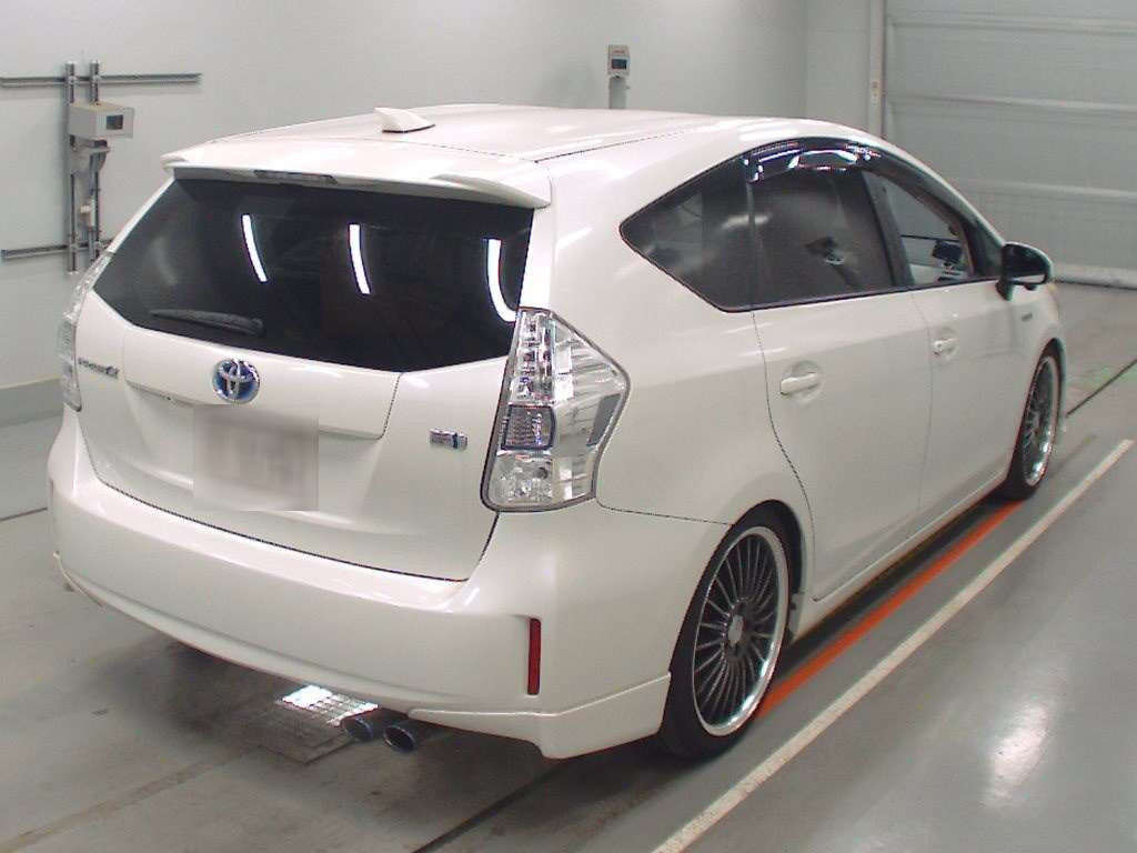 2013 Toyota Prius alpha ZVW41W[1]