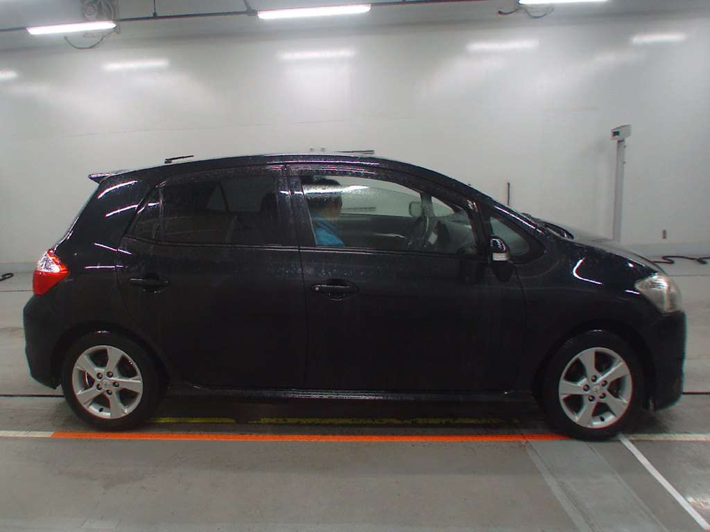 2011 Toyota Auris NZE151H[2]