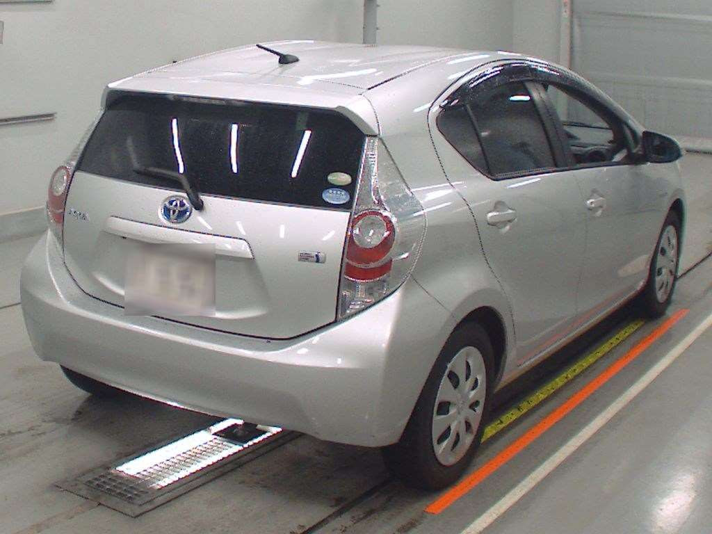 2012 Toyota Aqua NHP10[1]