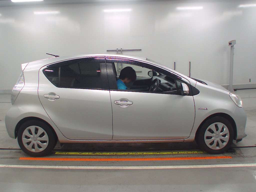 2012 Toyota Aqua NHP10[2]