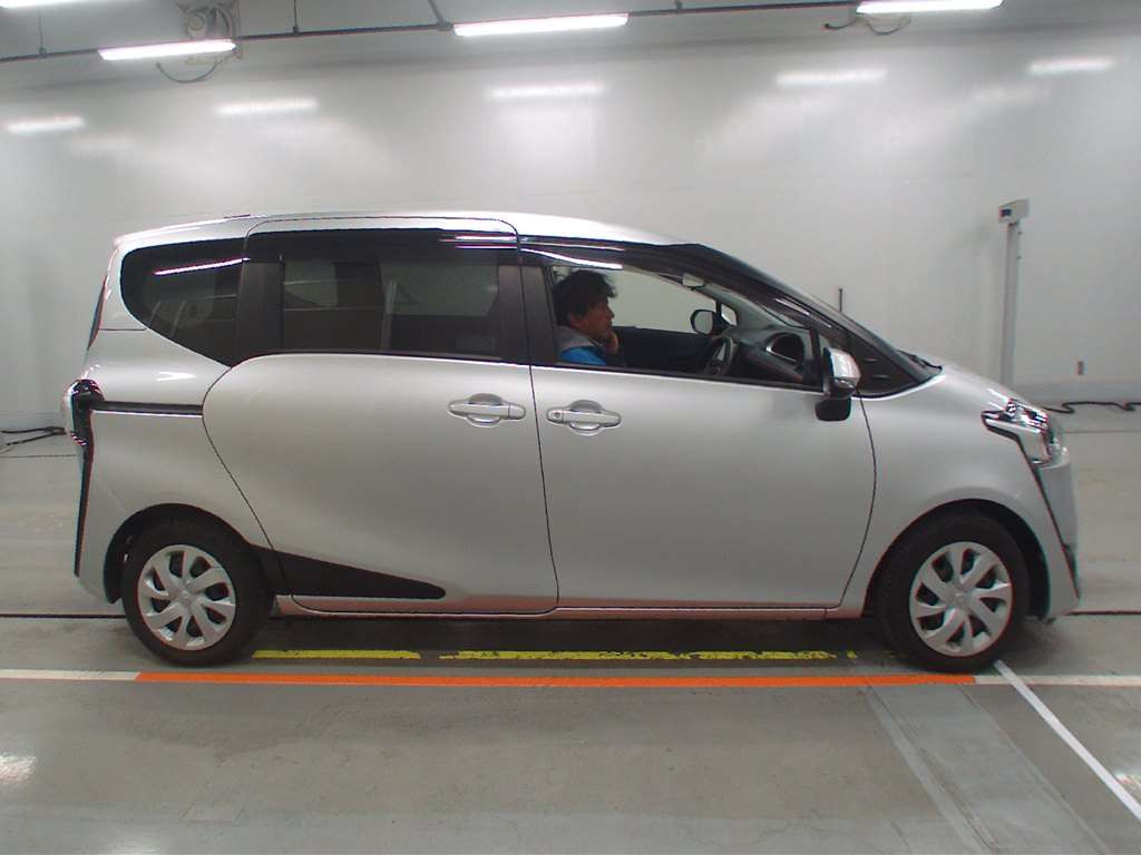 2017 Toyota Sienta NSP170G[2]