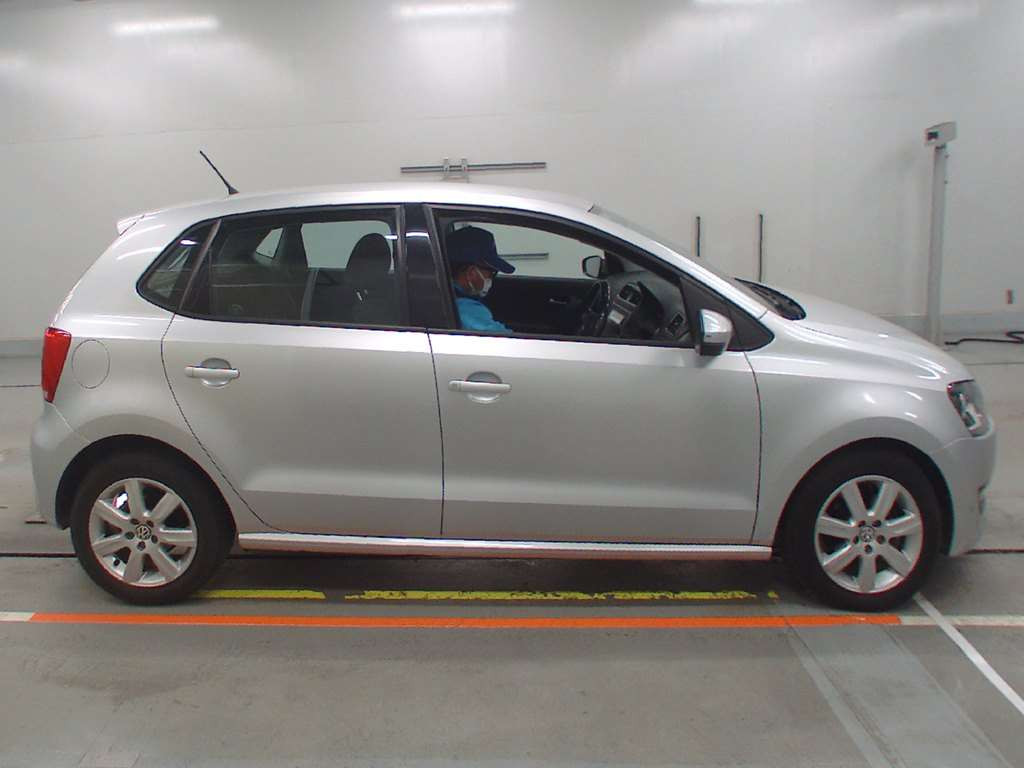 2010 Volkswagen Polo 6RCBZ[2]