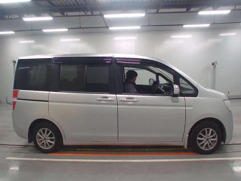 2009 Honda Step WGN RK1[2]