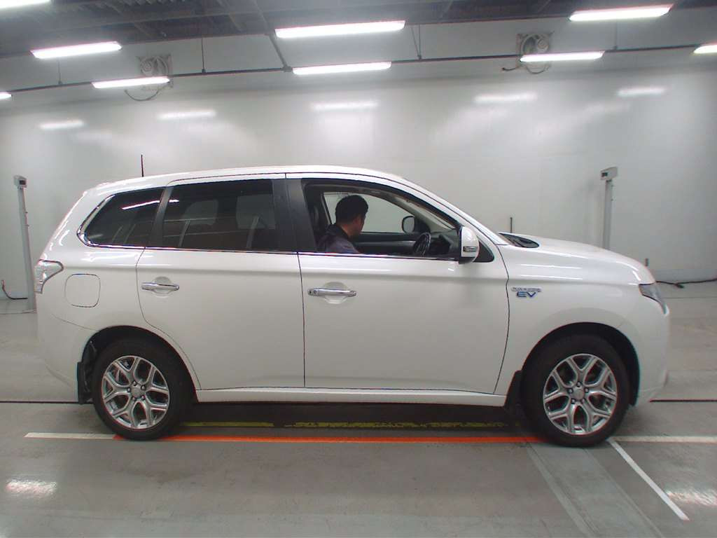 2014 Mitsubishi Outlander PHEV GG2W[2]