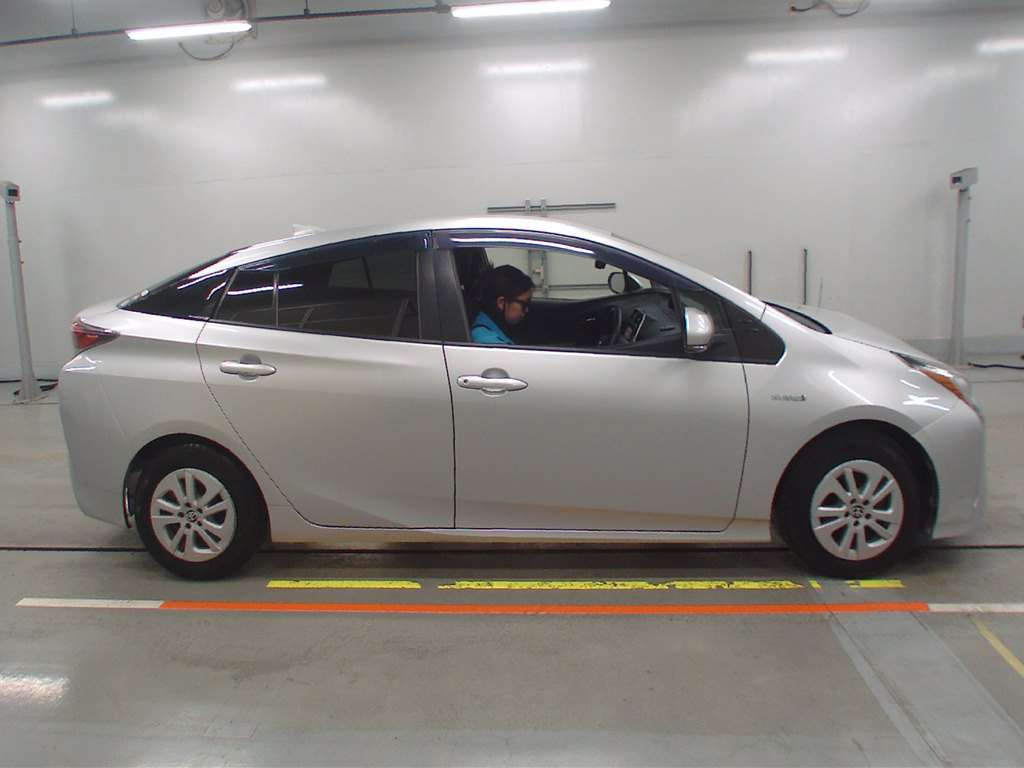 2016 Toyota Prius ZVW51[2]