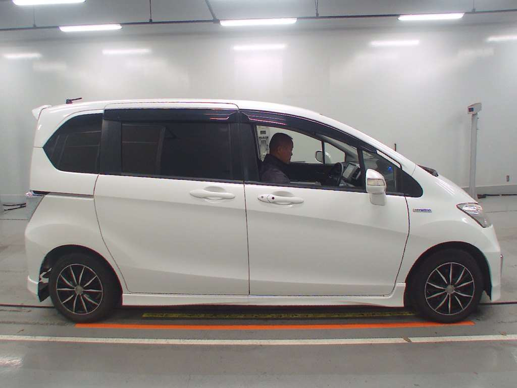 2014 Honda Freed hybrid GP3[2]