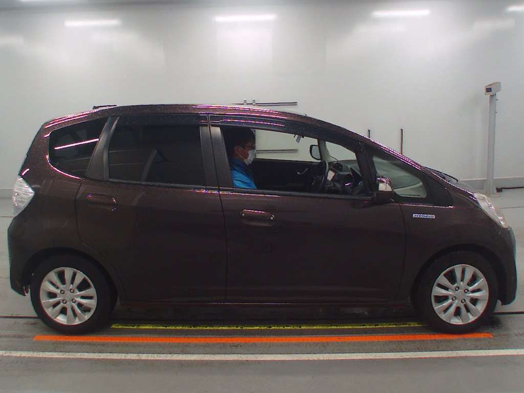 2013 Honda Fit Hybrid GP1[2]