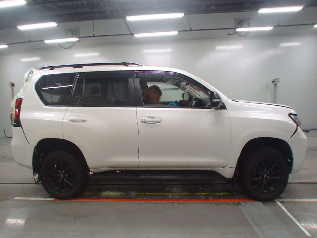 2023 Toyota Land Cruiser Prado TRJ150W[2]