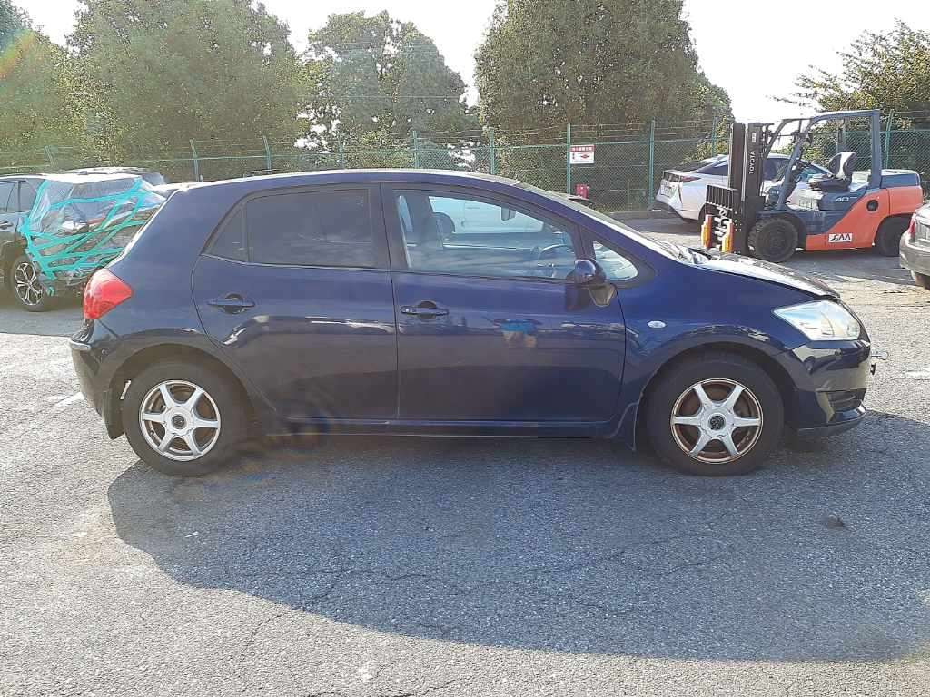 2007 Toyota Auris ZRE152H[2]