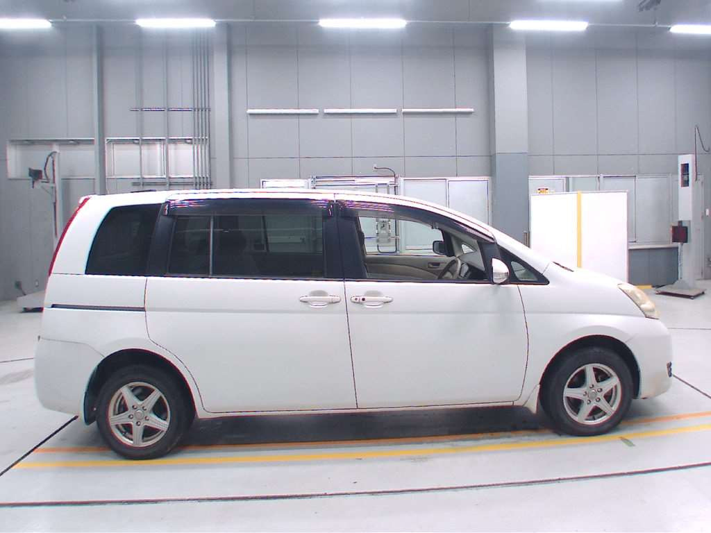 2010 Toyota Isis ZGM15G[2]