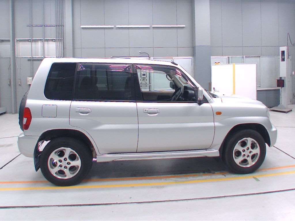 2002 Mitsubishi Pajero iO H77W[2]