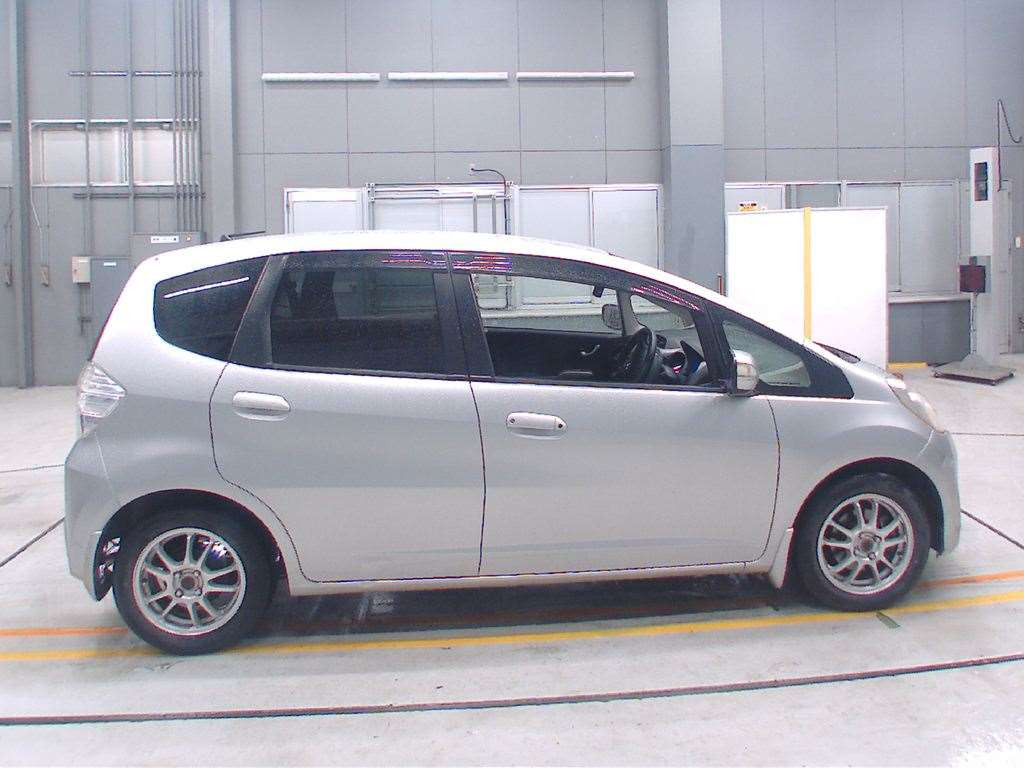 2011 Honda Fit Hybrid GP1[2]