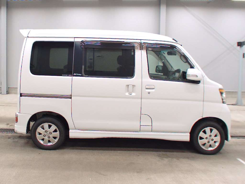 2011 Daihatsu Atrai Wagon S331G[2]