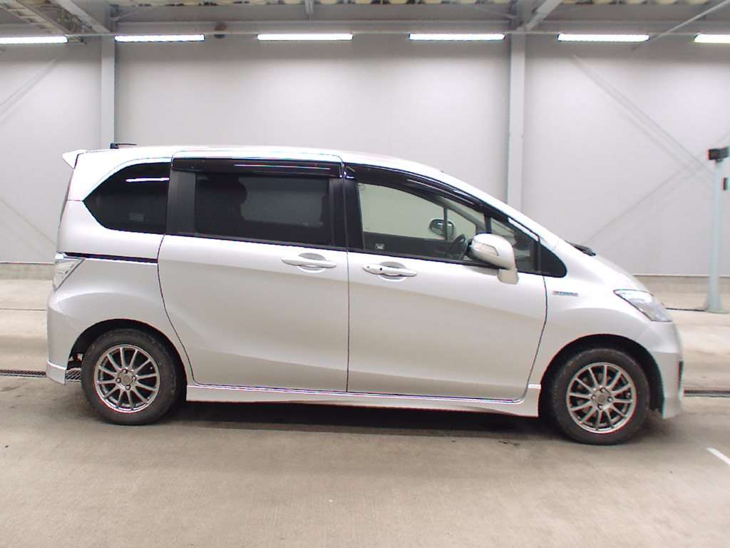 2013 Honda Freed hybrid GP3[2]