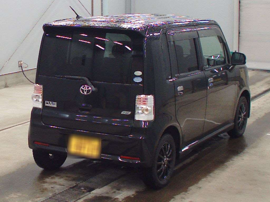 2011 Toyota Pixis Space L585A[1]