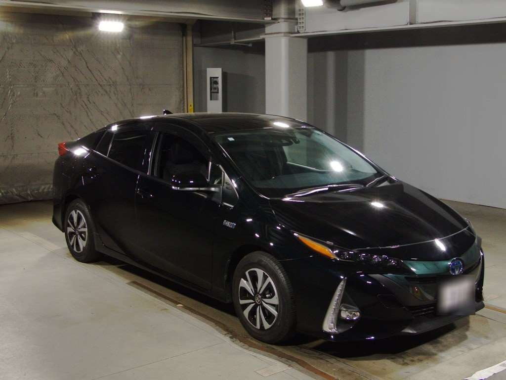 2017 Toyota Prius PHV ZVW52[2]